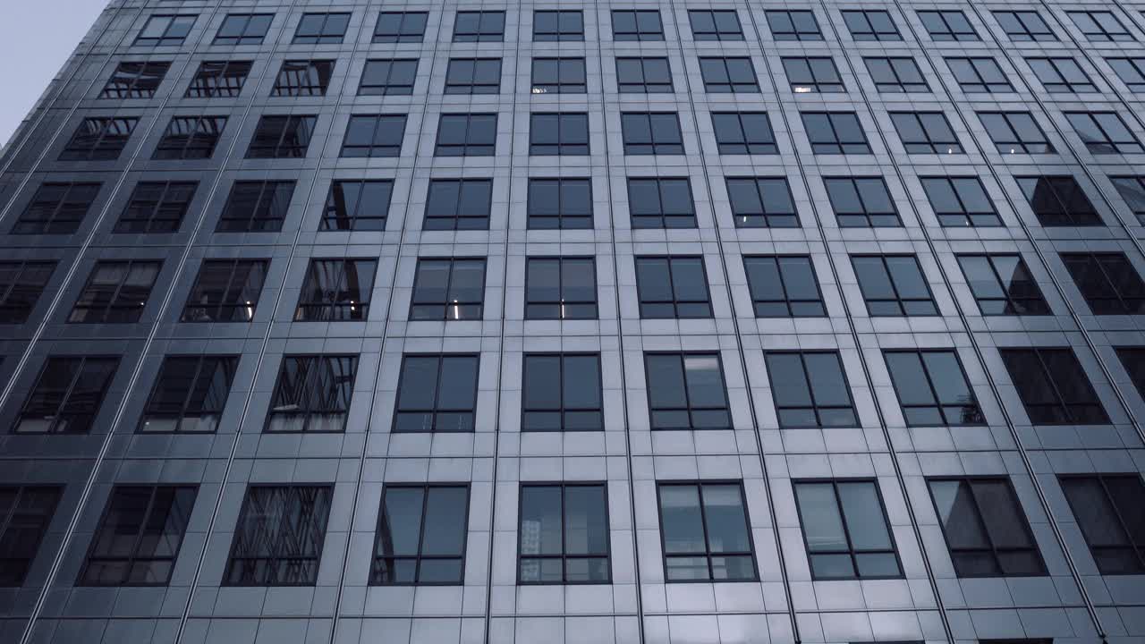 金融区，钢筋玻璃办公楼。视频素材