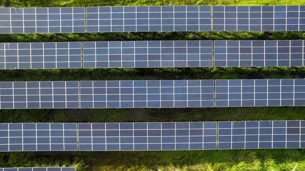 鸟瞰图的太阳能农场与太阳能电池生产可再生电力。节能和替代能源的概念视频下载