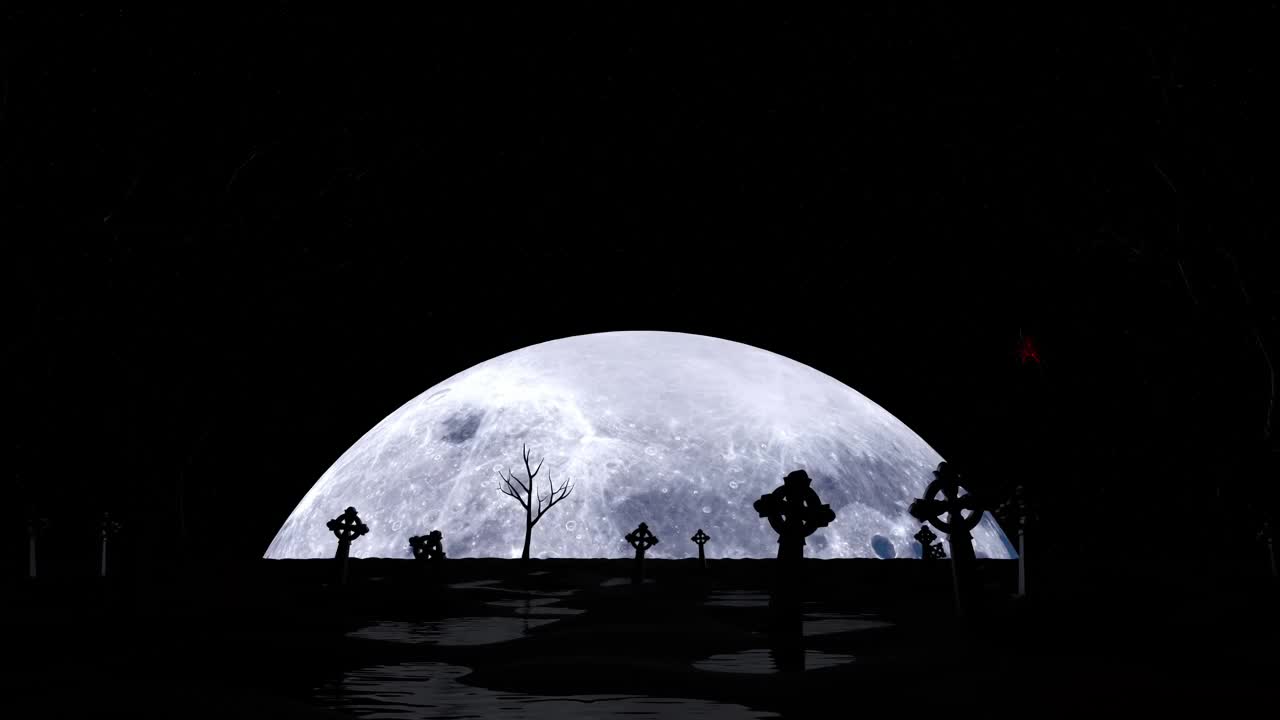 万圣节那天，一轮巨大的月亮从墓地上空升起。视频下载