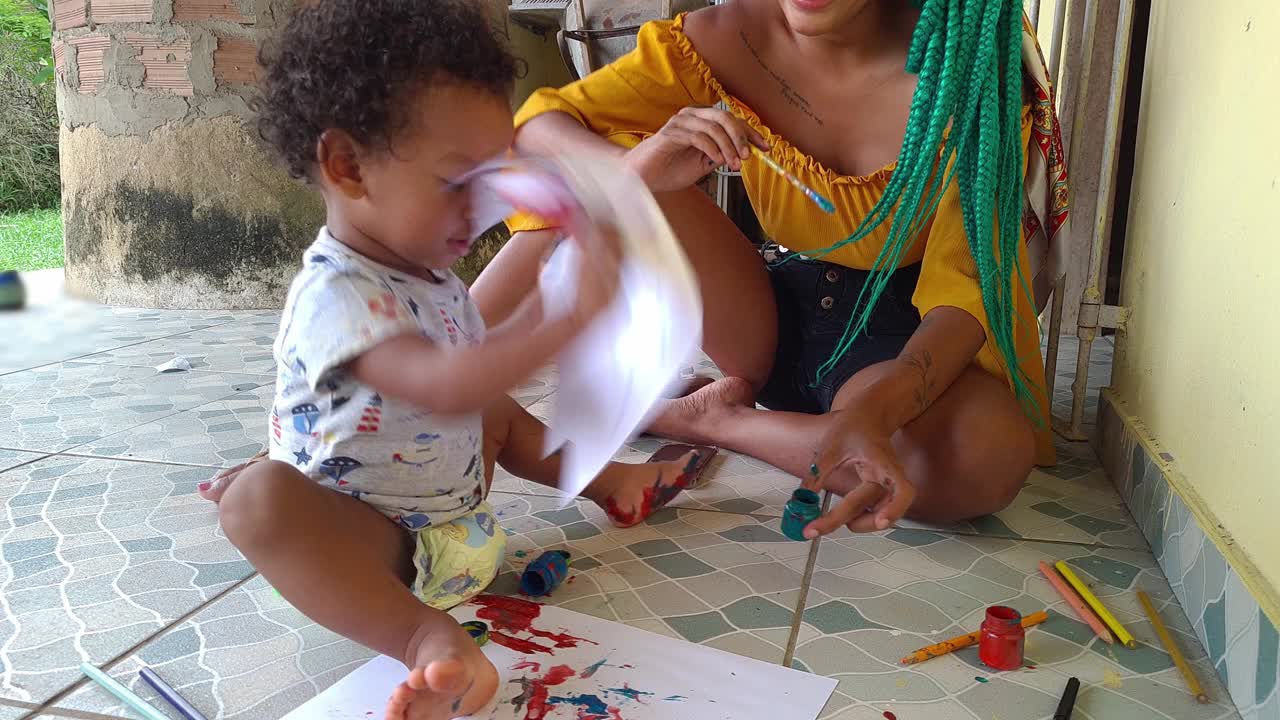 妈妈和她的小男孩在家里用脏手画画取乐视频下载