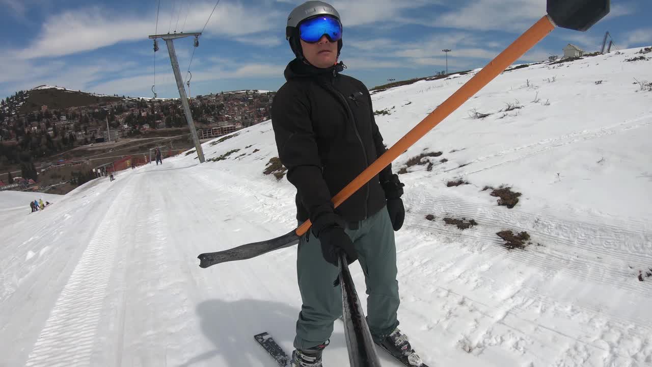 快乐的滑雪者使用t型滑雪拖拽视频下载