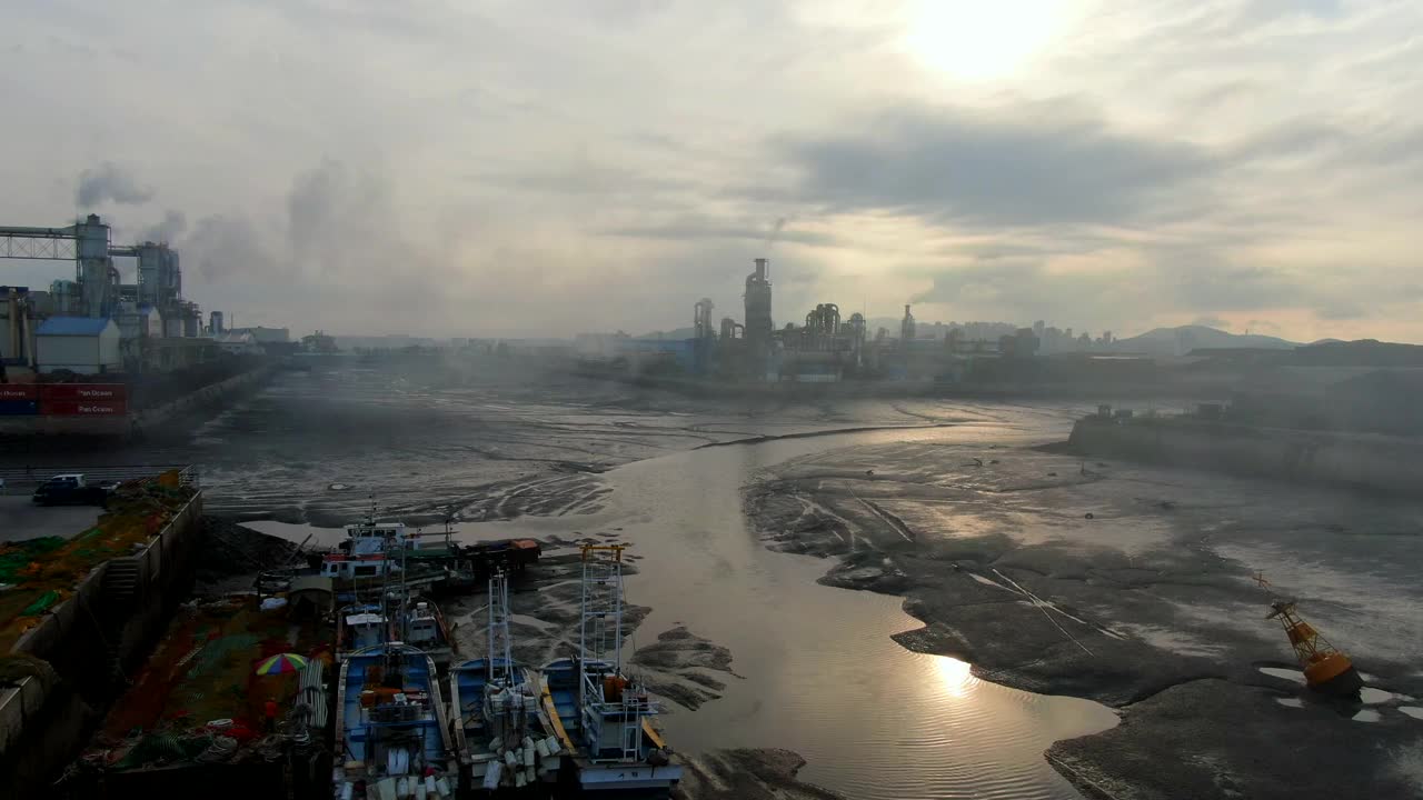 工厂位于韩国仁川中区北城港附近视频素材