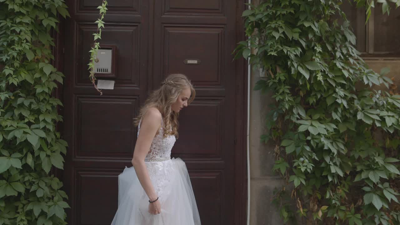 新郎在乡村的门前拥抱和亲吻他的新娘视频下载