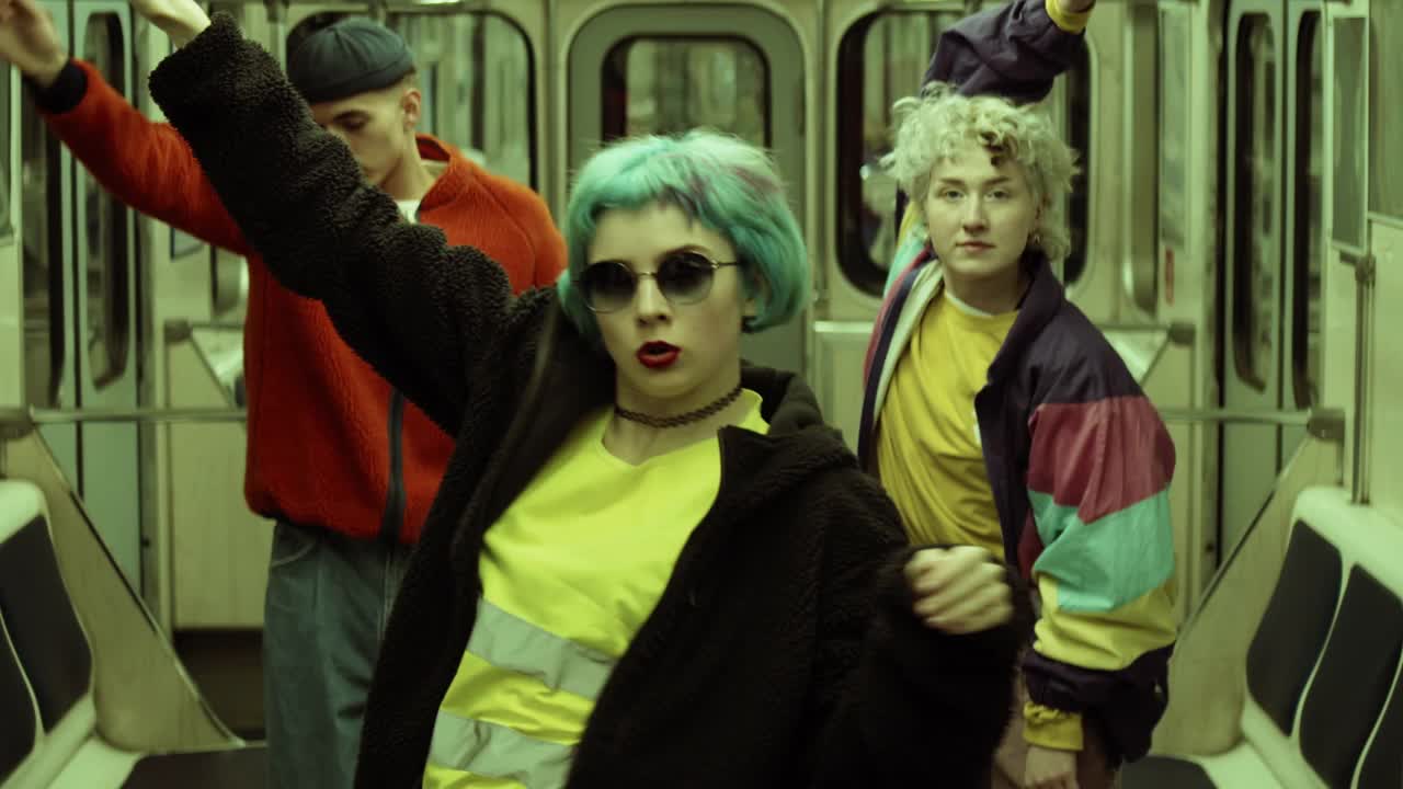 年轻的舞团在地铁上打扮视频下载