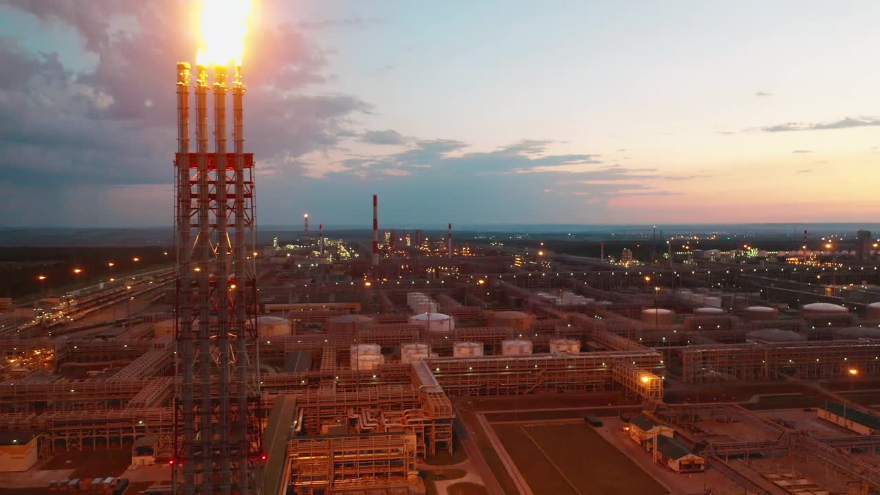 日落城市景观与炼油厂视频下载
