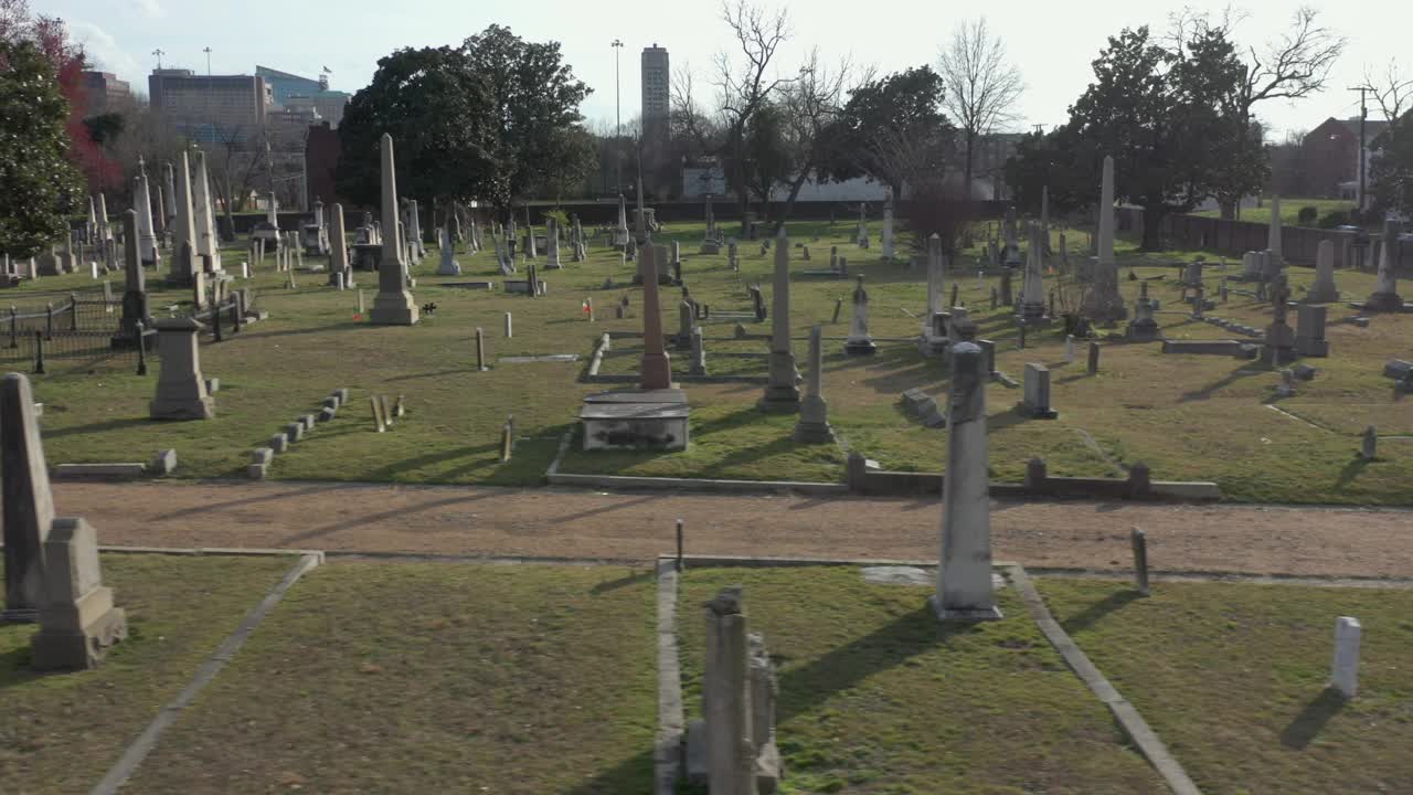 多莉在里士满的肖科山公墓拍摄视频下载