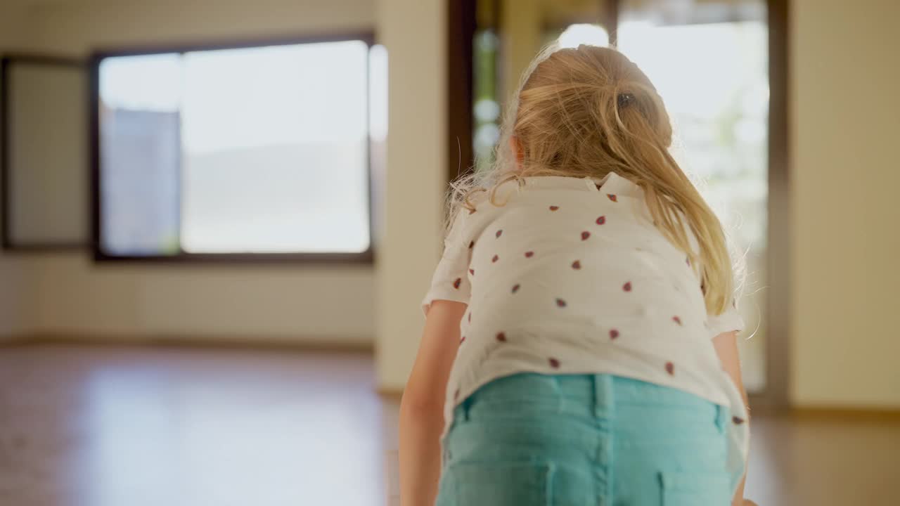 可爱的小女孩在新房子的客厅里玩纸板箱视频下载