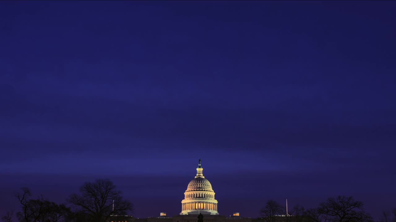 时间流逝的美国国会大厦和倒影池，日出，华盛顿特区视频素材