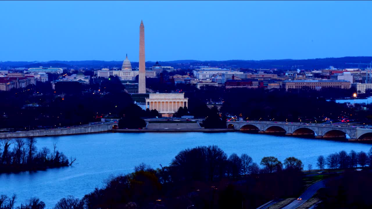 弗吉尼亚州阿灵顿市，从城市之巅餐厅鸟瞰华盛顿特区，可以看到林肯、华盛顿纪念堂和美国国会大厦视频素材