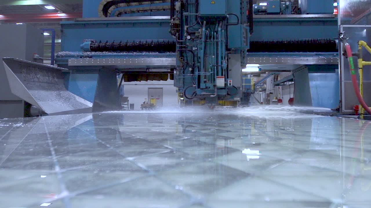 用水射流在制造业中的钻孔视频下载