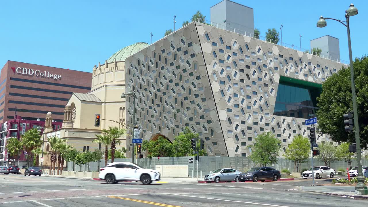 加州洛杉矶最古老的犹太教堂——威尔希尔大道神庙会堂附近的交通，4K视频下载