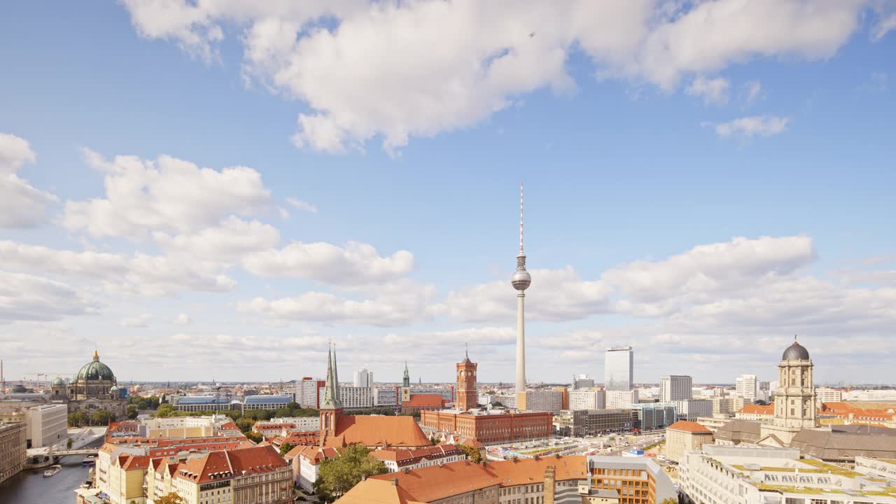 柏林夏季白天的天际线与云，太阳和交通视频下载