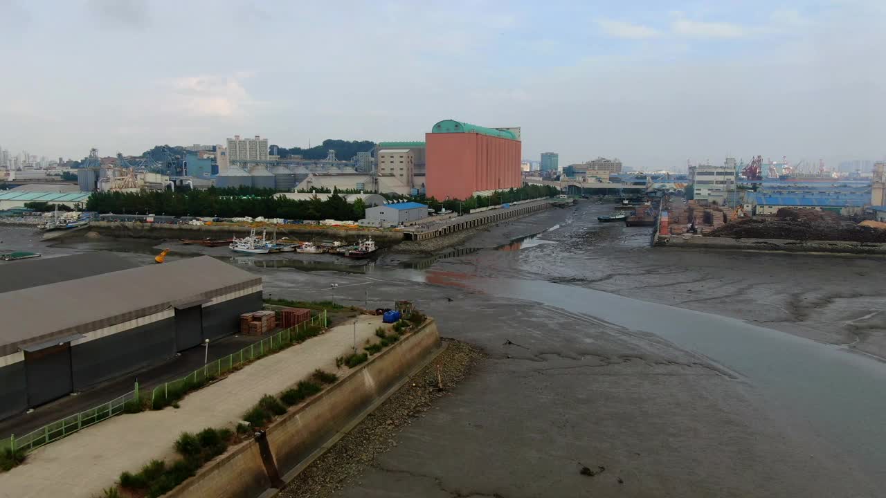 韩国仁川中区北城港附近的市中心和工厂风景视频素材