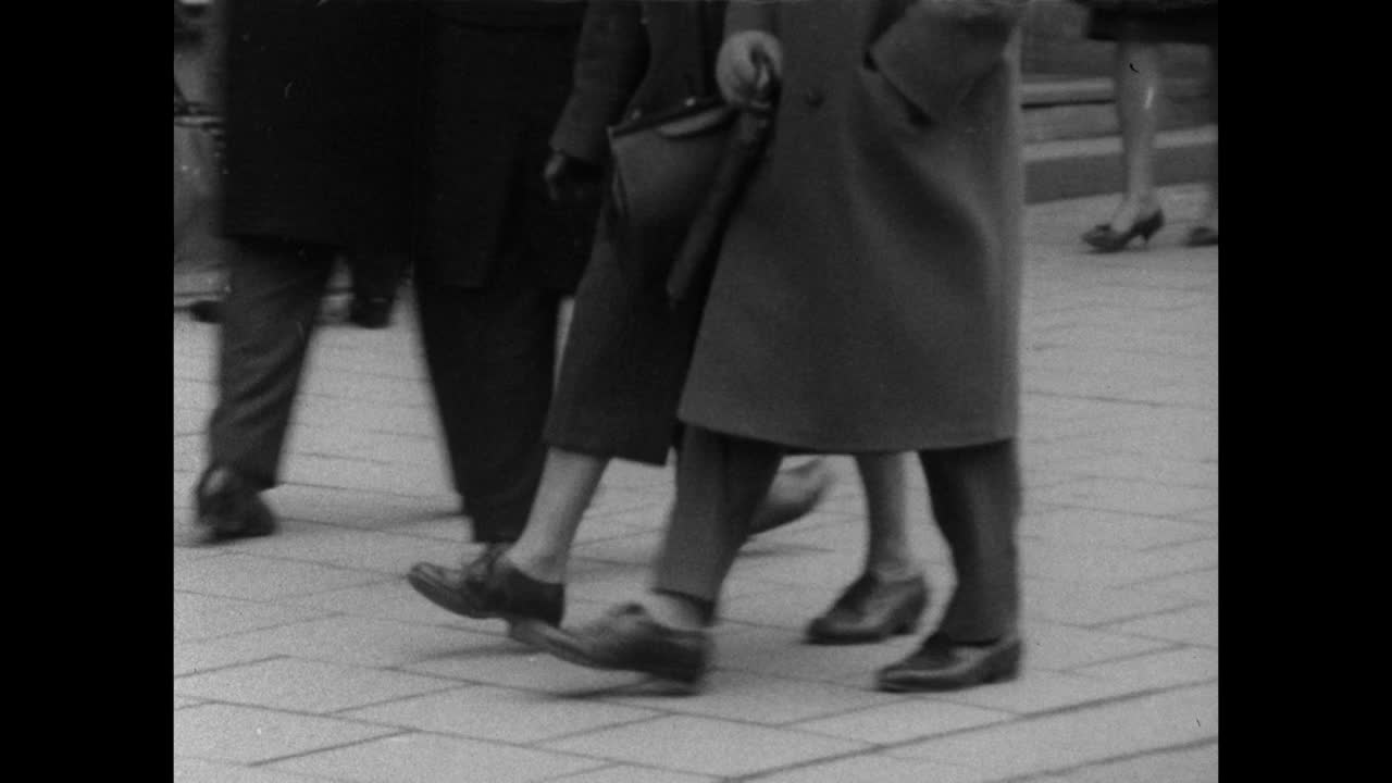 在慕尼黑，人们的鞋子同步行走;1964视频下载