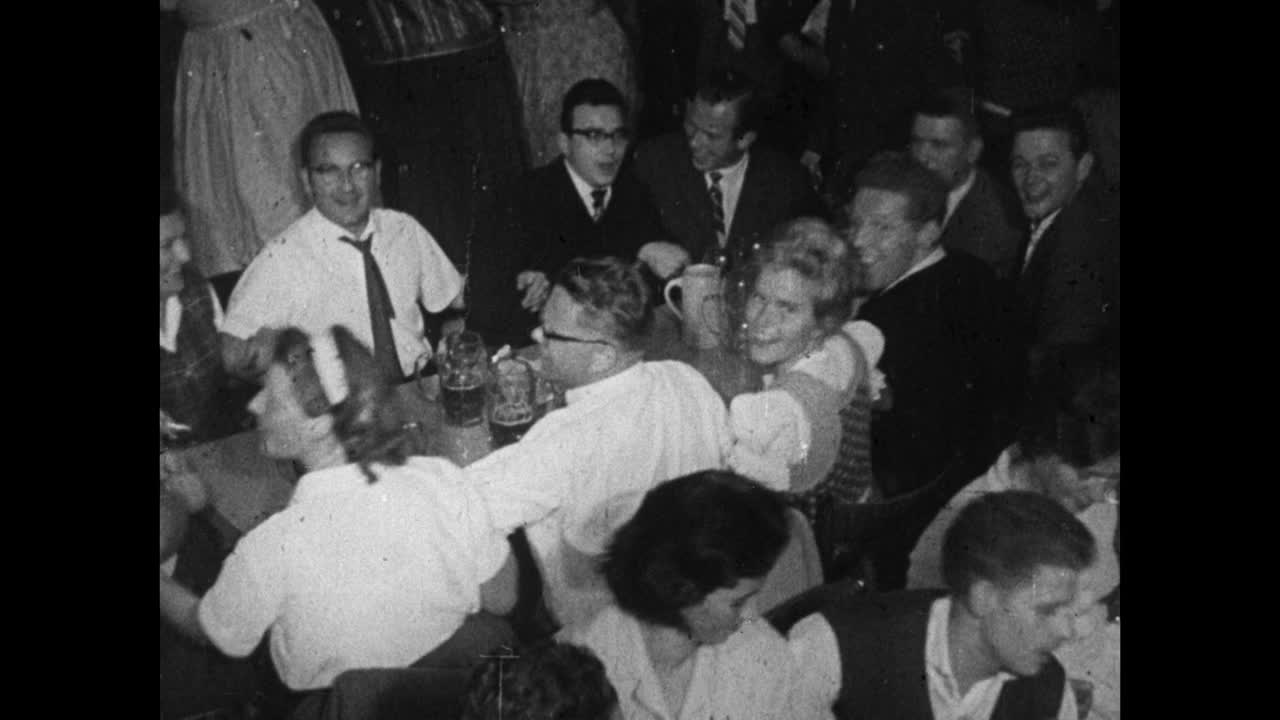 慕尼黑啤酒节期间，人们在啤酒大厅里翩翩起舞;1964视频素材