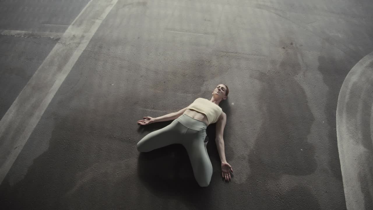 女芭蕾舞者在停车场练习视频下载