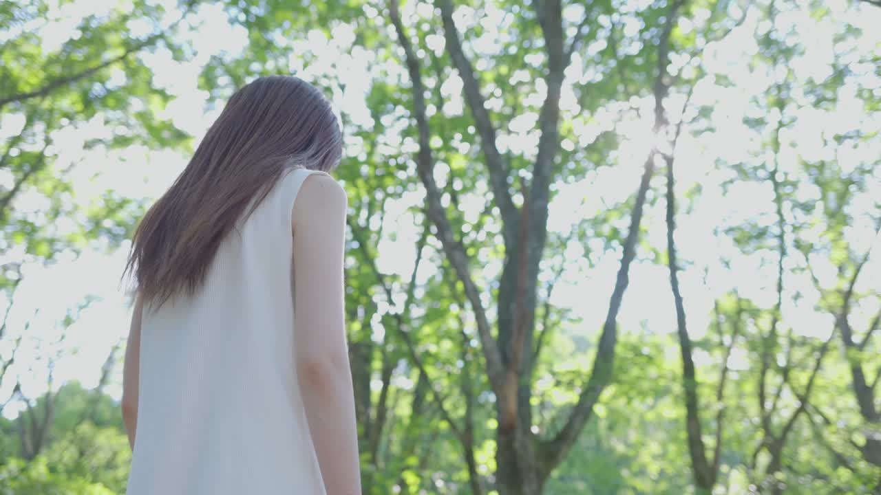 年轻的日本女子在树林里休息视频素材