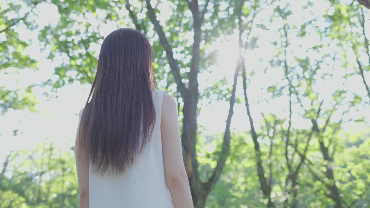 年轻的日本女子在树林里休息视频素材