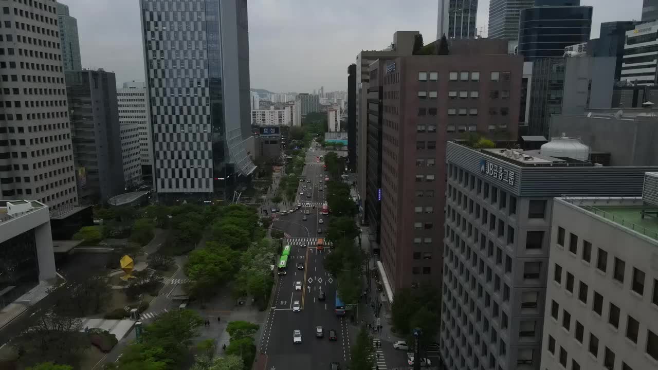 图为，在首尔永登浦区汝矣岛金融区市中心附近的摩天大楼十字路口行驶的汽车视频素材
