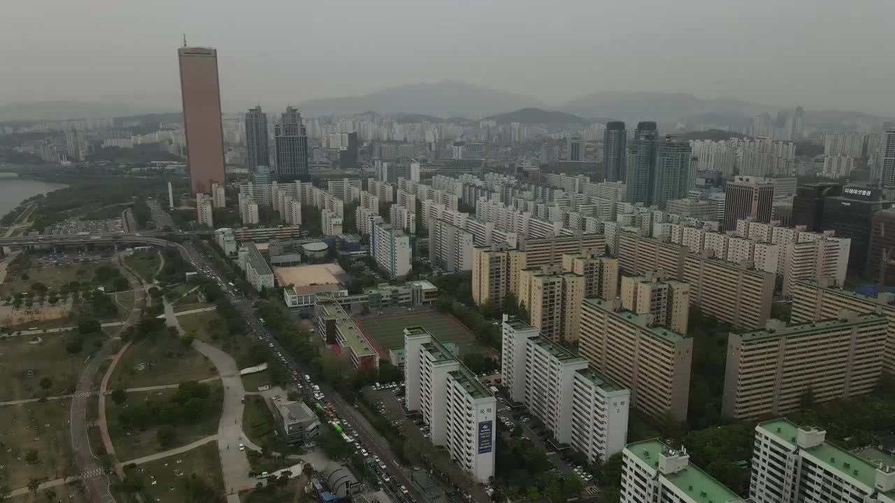 位于首尔永登浦区汝矣岛63大厦附近的市中心地区的摩天大楼和公寓视频素材