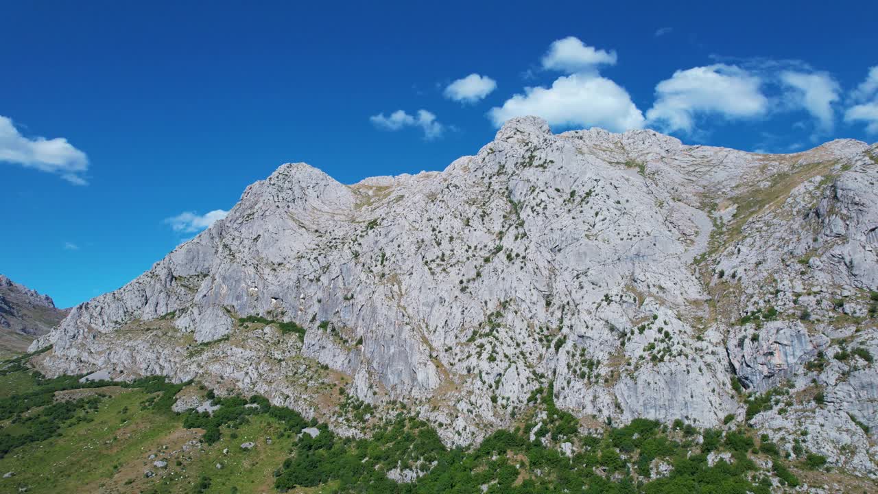 Picos de Europa地区公园的山脉。利昂。卡斯蒂利亚里昂，西班牙，欧洲视频下载