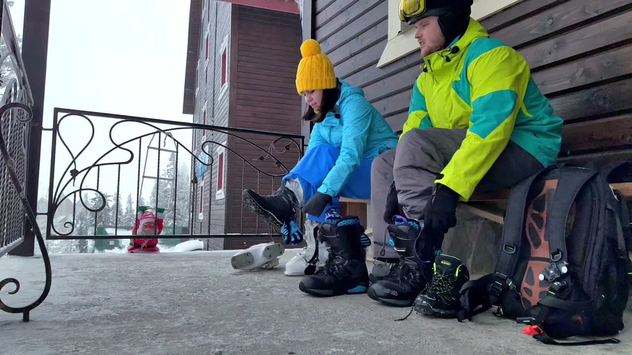 乌克兰德拉戈布拉特——2021年1月13日:一对情侣穿上滑雪靴和滑雪板靴视频下载