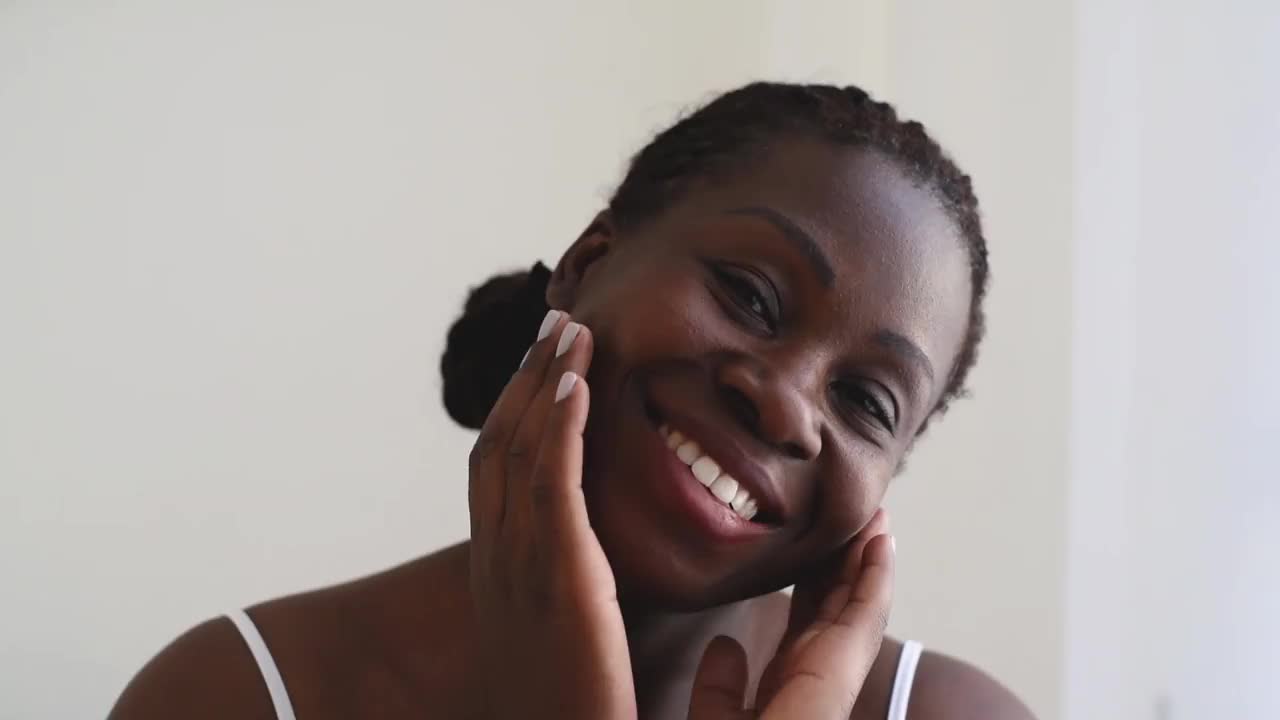 黑人女性皮肤护理视频素材