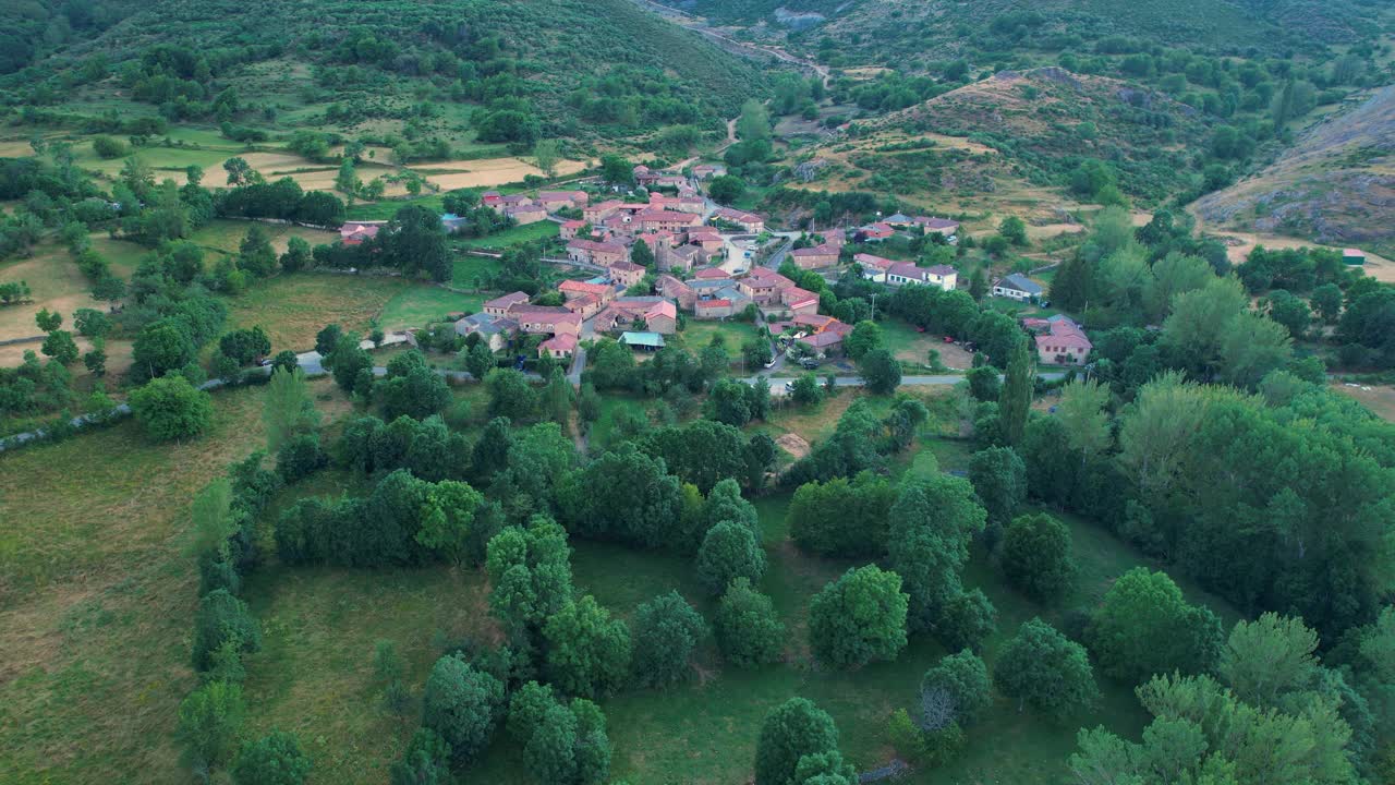 Valdeteja小镇和Hoces de Valdeteja周围的山脉景观。在瓦尔德卢格罗斯市的Curueño河上。利昂。卡斯蒂利亚里昂，西班牙，欧洲视频下载