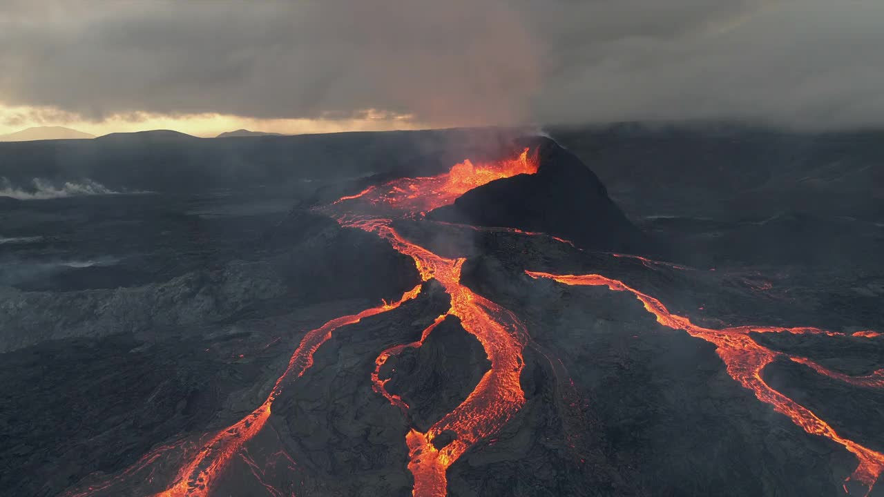 无人机拍摄的法格拉达斯火山喷发，冰岛雷克雅那半岛视频素材