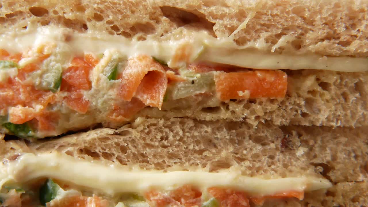 蔬菜三明治放在桌上的馅饼上。视频素材