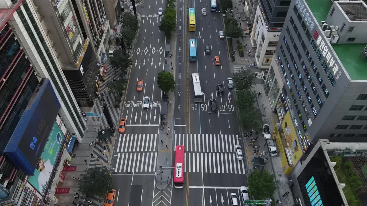 在首尔江南区瑞草区江南大路一带的市中心，在摩天大楼附近行驶的汽车视频素材