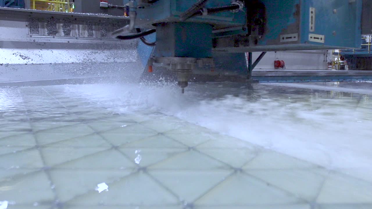 用水射流在制造业中的钻孔视频下载