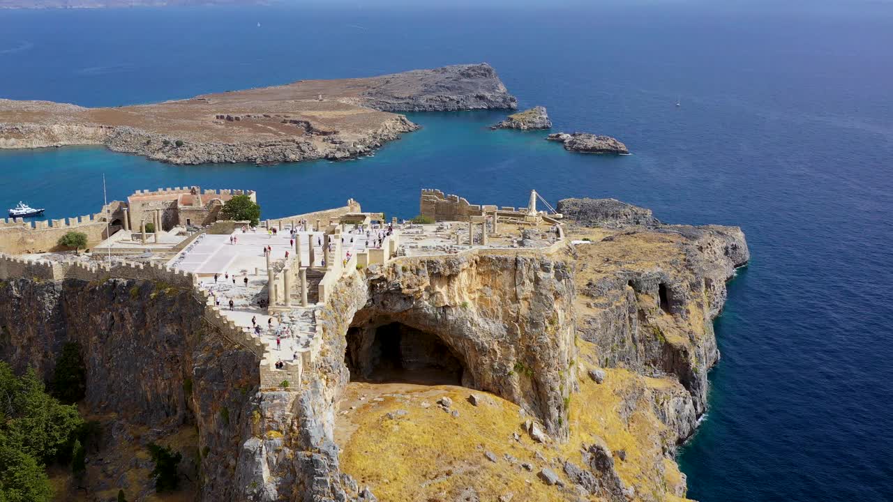 林多斯卫城遗址俯瞰，罗德岛，Dodecanese群岛，希腊，希腊。林多斯卫城，希腊罗德岛的古代建筑。视频素材