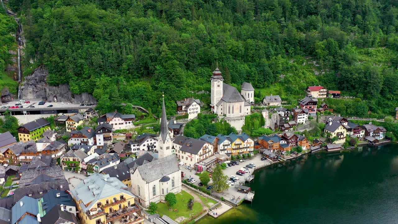奥地利阿尔卑斯山脉著名的哈尔斯塔特山村在美丽的阳光下，萨尔斯卡默古特地区，哈尔斯塔特，奥地利。奥地利阿尔卑斯山脉哈尔施塔特湖上的哈尔施塔特村。视频素材