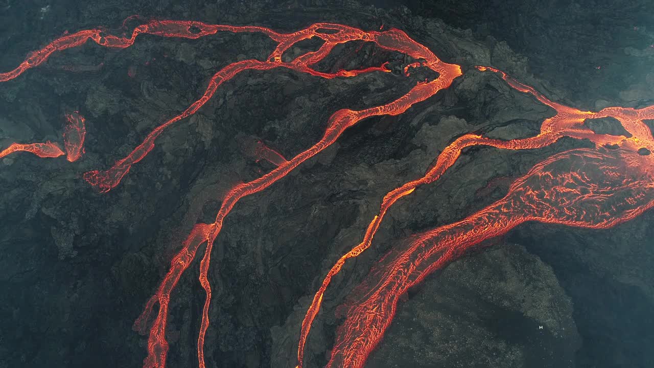 空中透视显示从冰岛雷克雅内半岛Fagradalsfjall火山熔岩流动的河流视频素材