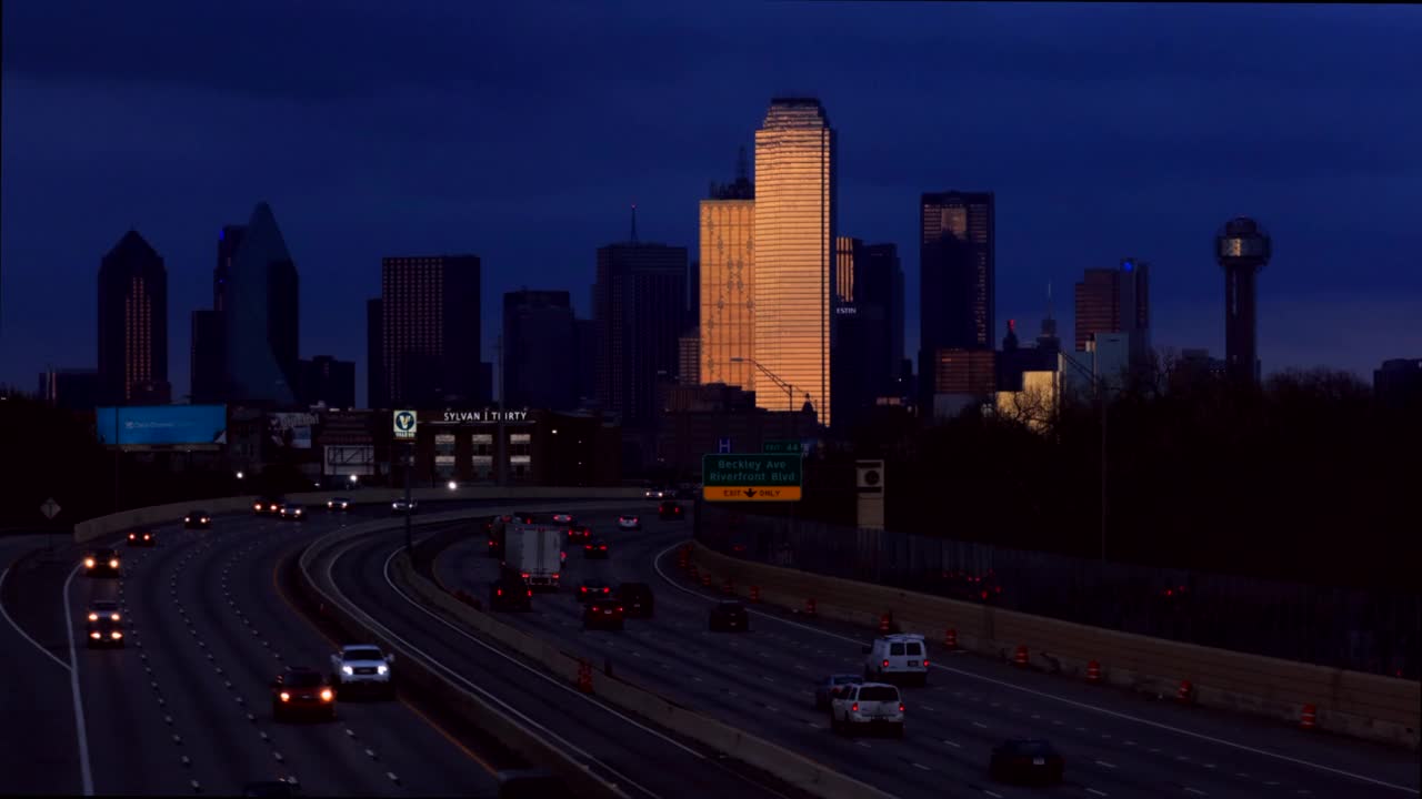 汤姆兰德里高速公路的时间流逝，带有条纹的灯在30号州际公路的夜晚，达拉斯，德克萨斯州视频素材