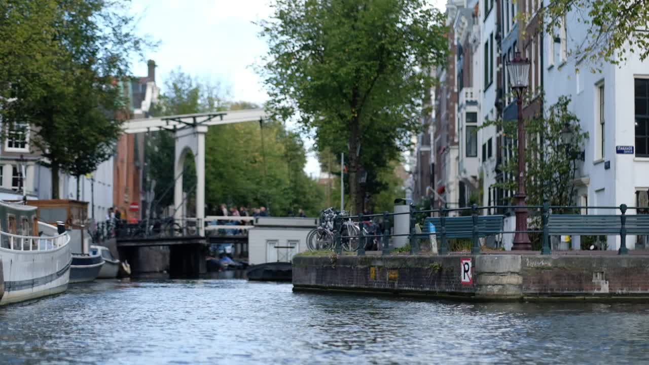 荷兰阿姆斯特丹运河和船只超级慢动作3视频素材