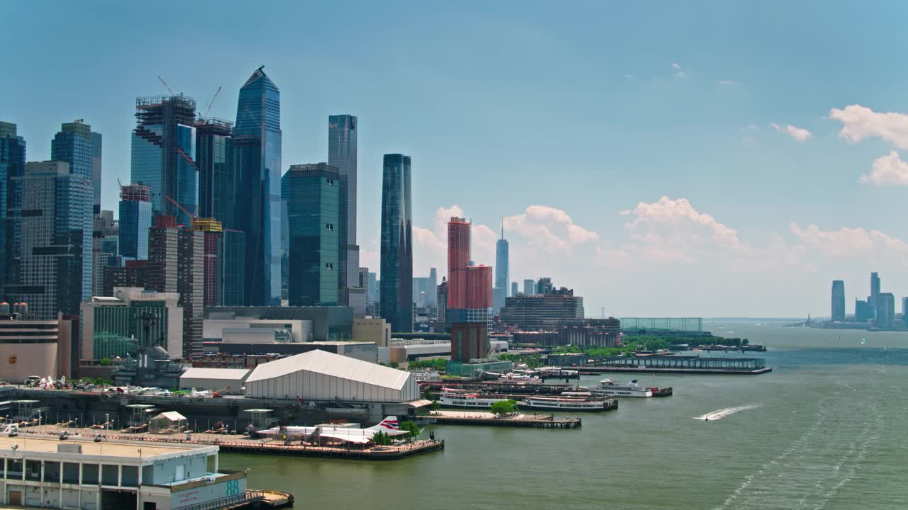 俯瞰哈德逊河沿岸市中心的曼哈顿鸟瞰图视频素材
