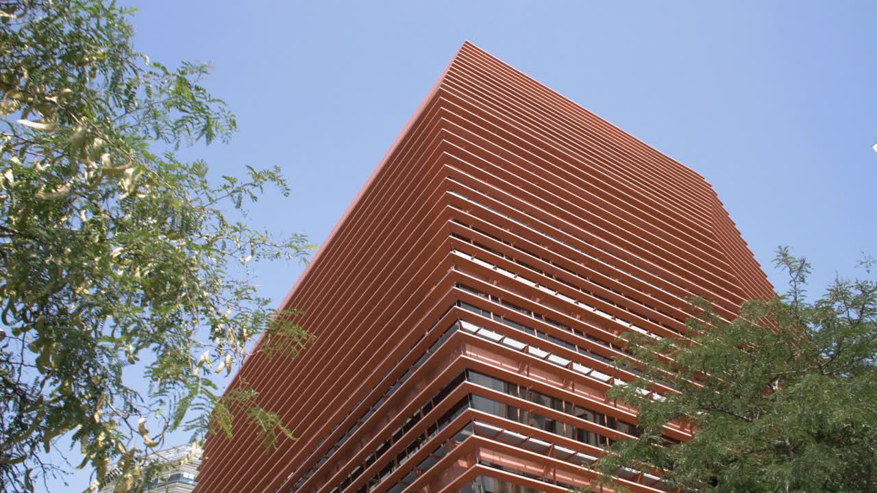 原设计橙色办公大楼摄影巴塞罗那。CNMV西班牙股市视频下载