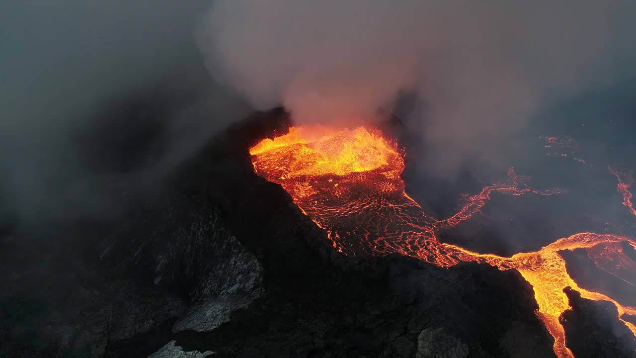 无人机拍摄的照片在冰岛雷克雅内半岛法格拉达斯火山喷发附近盘旋视频素材