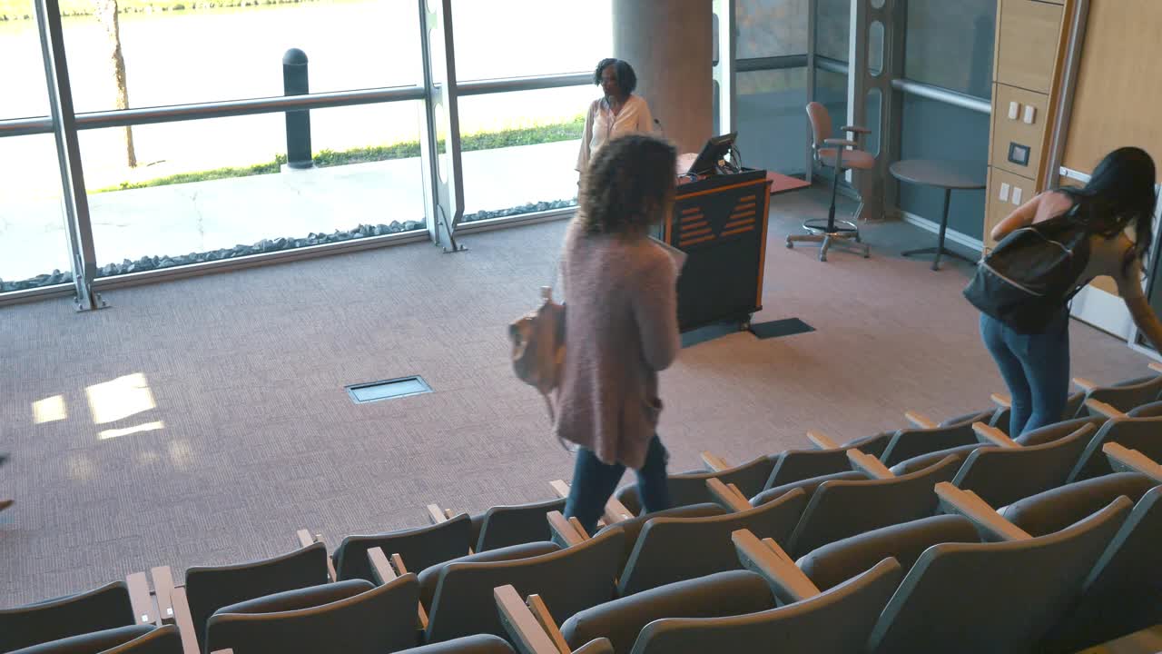 学生们进入一所大学的讲堂视频下载