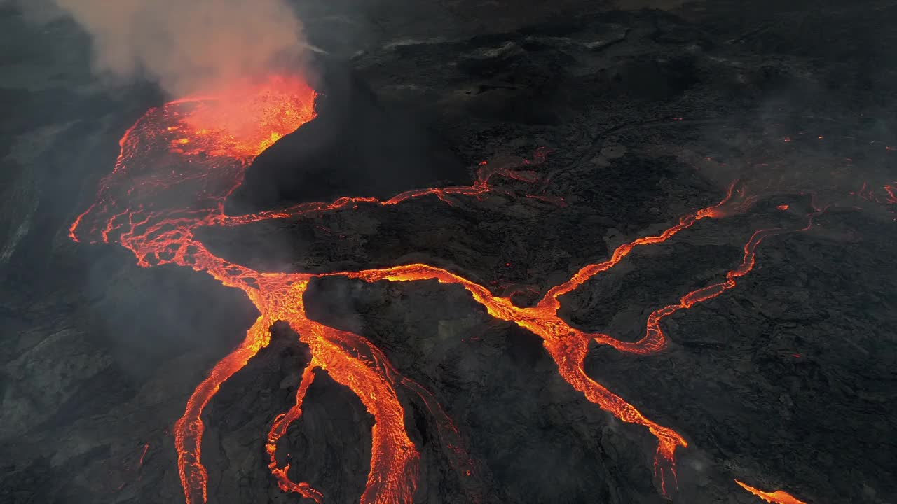 无人机拍摄的照片显示岩浆流和冰岛雷克雅内半岛Fagradalsfjall火山爆发视频下载