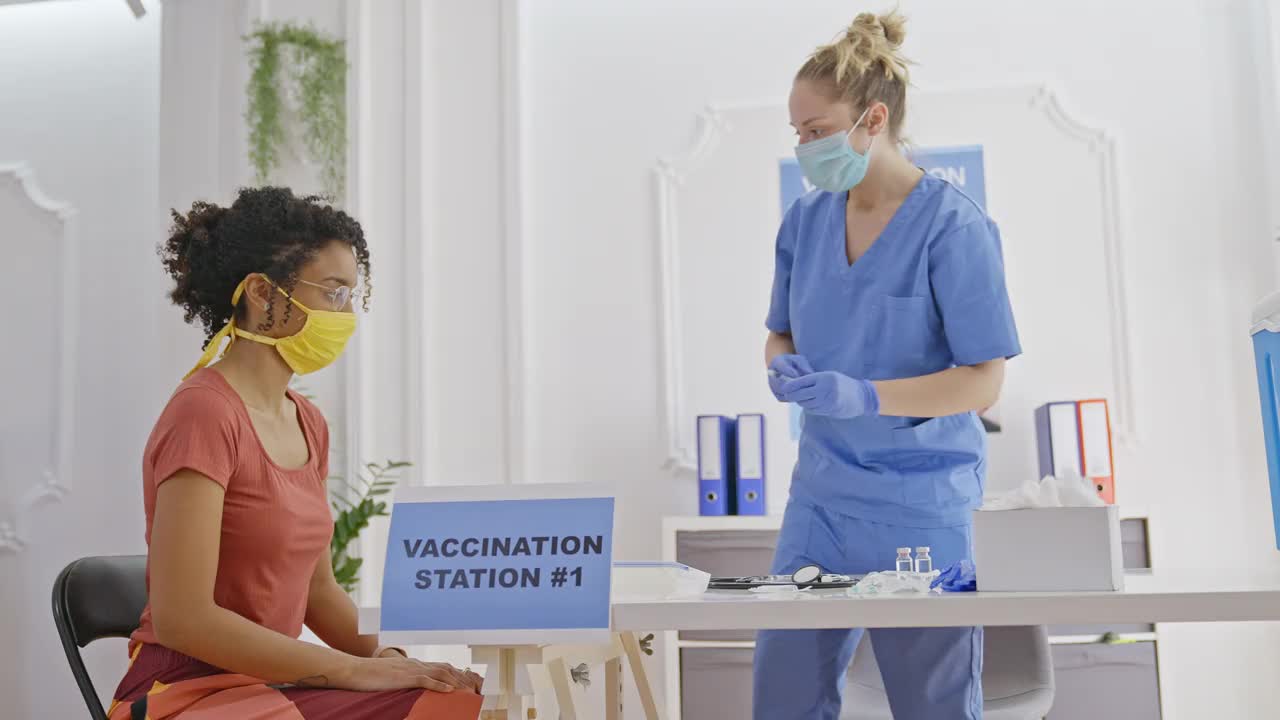 一名妇女在现代Covid-19疫苗接种中心接种疫苗视频素材