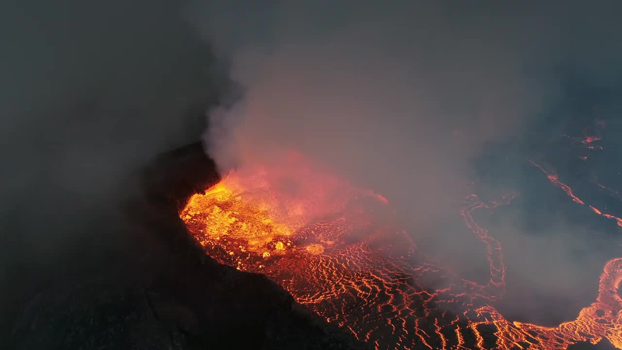 无人机拍摄的镜头靠近冰岛雷克雅内半岛的Fagradalsfjall火山喷发视频素材