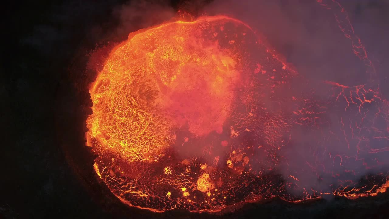 从冰岛雷克雅那半岛的直接上方拍摄的法格拉达斯火山内部爆发的熔岩视频素材