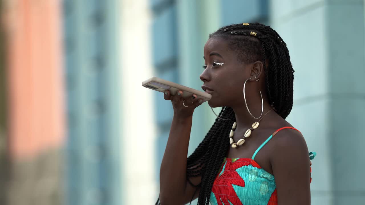 一个非洲女人用智能手机发语音信息视频素材