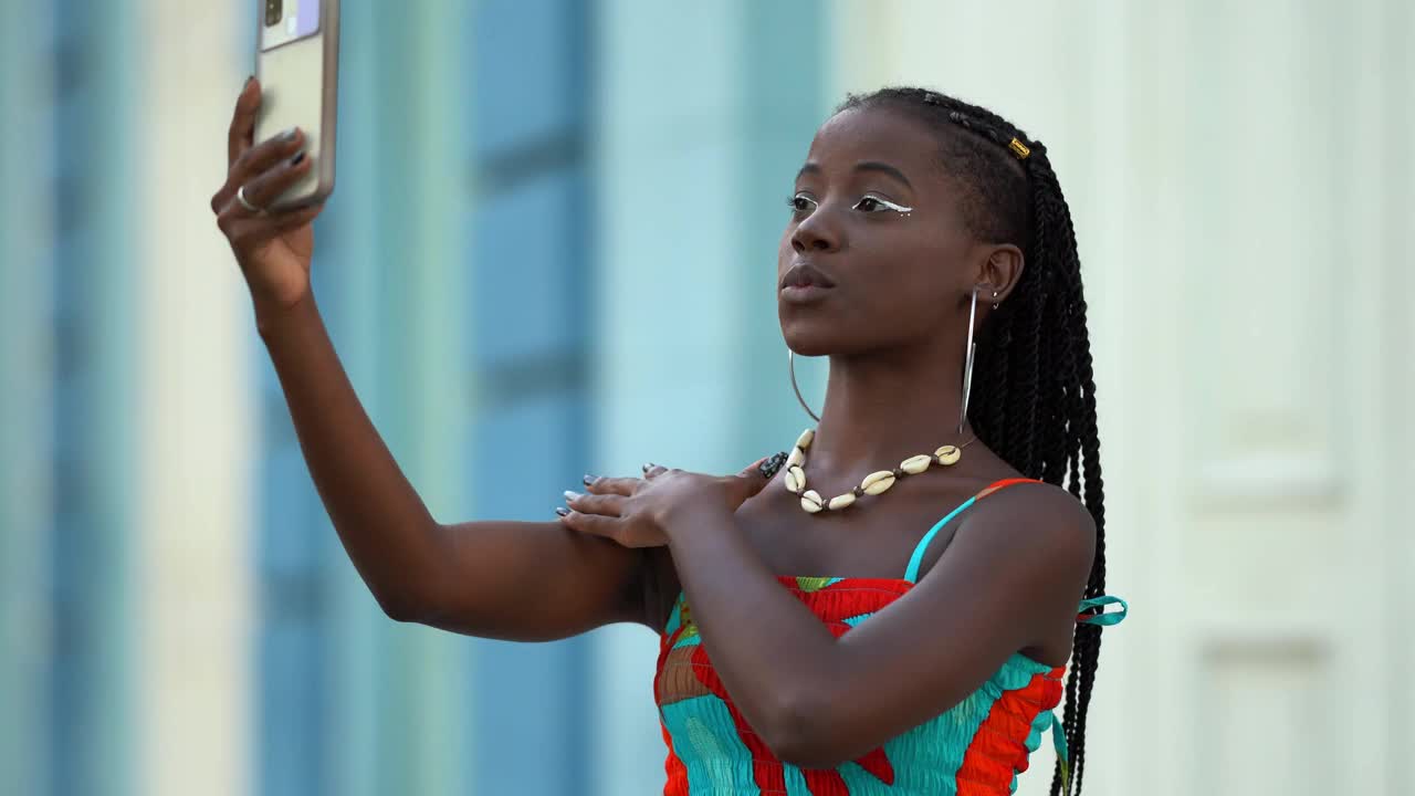 一个非洲女人在跳舞视频素材