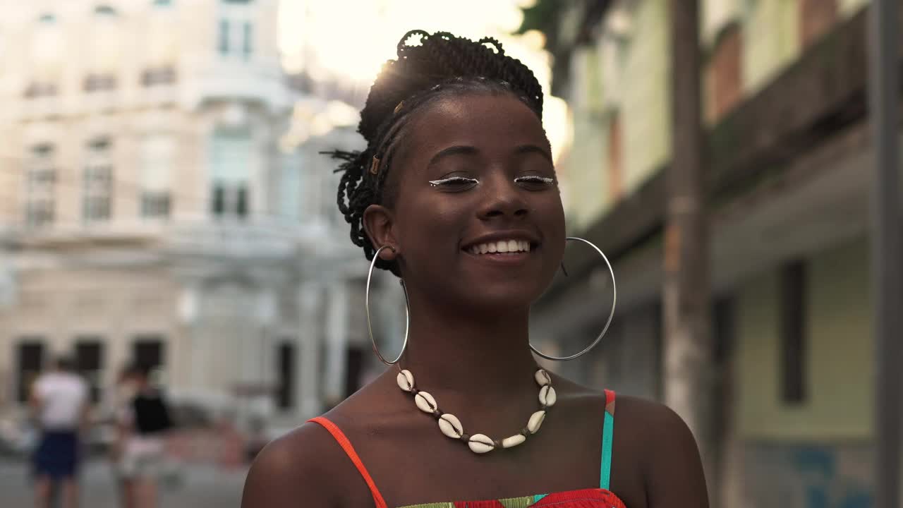 非洲妇女肖像郊区城市视频素材