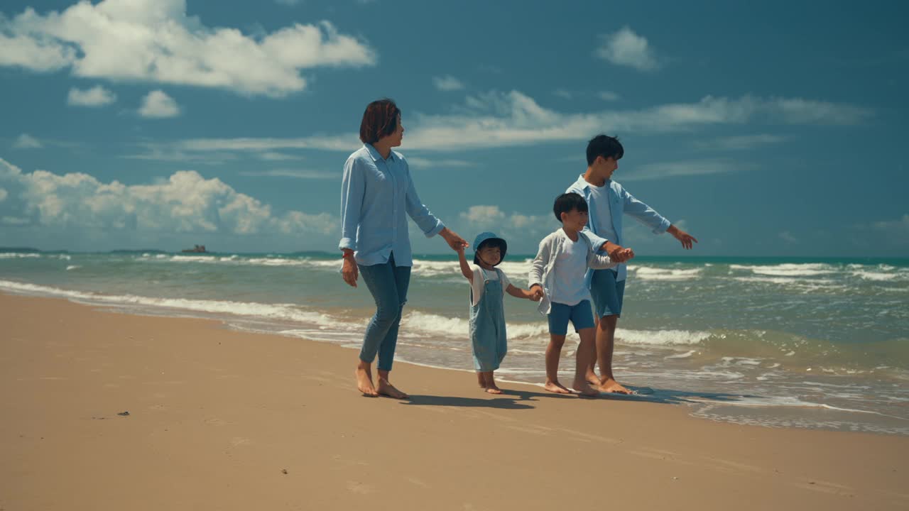 年轻的一家人在度假中玩得很开心。积极的父母和人们户外活动热带夏季假期的孩子视频素材