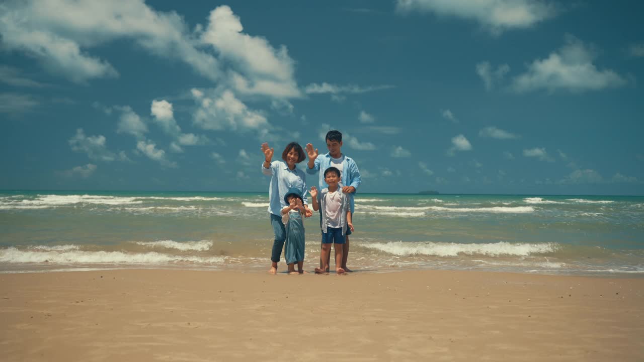快乐的家庭假期在海滩上旅行，暑假。夕阳西下的热带海滩上，幸福的一家人在一起。爸爸妈妈和孩子们一起在户外海滩上玩耍。视频素材
